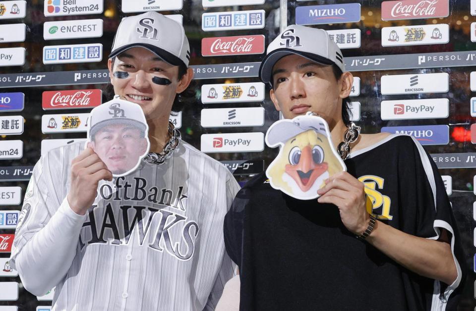 　西武に勝利し、お立ち台でポーズをとる正木（左）と大津