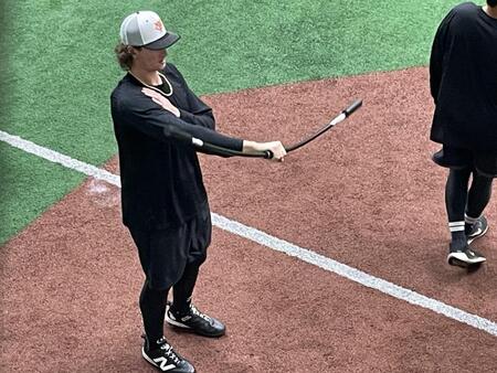 器具を使って右肩を鍛えるウィットリー