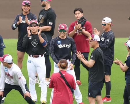 １軍に合流しナインに拍手で迎えられる宗山（撮影・金田祐二）