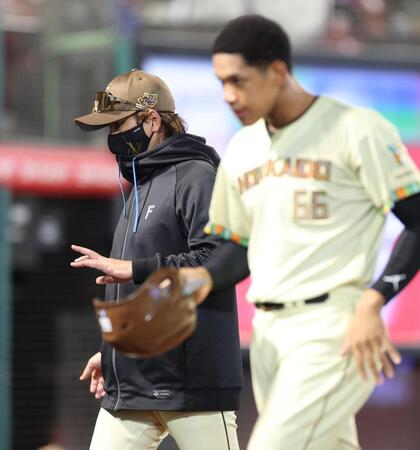 打線が奮わず厳しい表情の新庄監督（撮影・金田祐二）