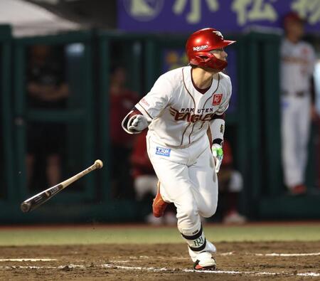 ８回、走者一掃の適時二塁打を放つ宗山（撮影・金田祐二）