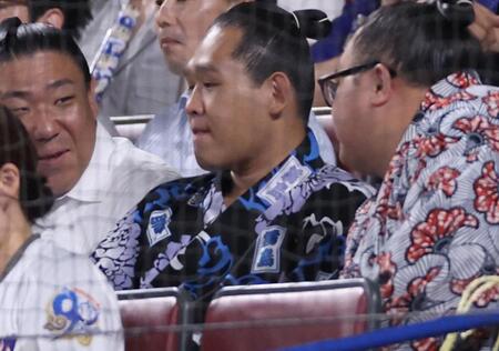 巨人戦を観戦する（左から）若者頭の若隆元、綿谷、丹治