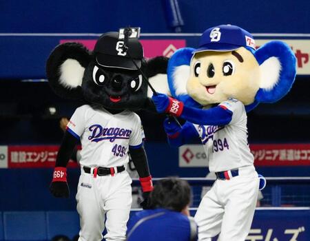 バンテリンドームに登場した中日の新マスコット「ブラックドアラ」。右はドアラ