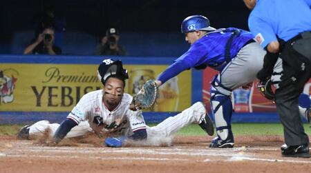 ８回、増田の右前打で三走に続き二走・モンテルも本塁を狙うがタッチアウト（撮影・佐藤厚）