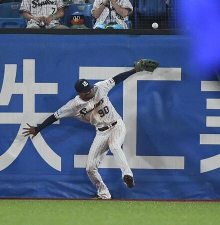 １０回、梶原の打球を中堅手・モンテルが懸命に追うが捕球できず、三塁打となる（撮影・佐藤厚）