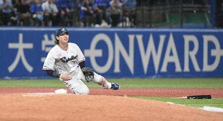 １０回、宮下の折れたバットが体に直撃しながらも遊ゴロでアウトにする長岡（撮影・佐藤厚）
