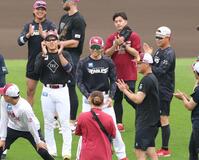 １軍に合流しナインに拍手で迎えられる宗山（撮影・金田祐二）