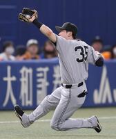 ２回、大野の遊飛を好捕する泉口