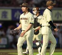 ８回、追加点を奪われ降板する伊藤（撮影・金田祐二）