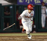 ８回、走者一掃の適時二塁打を放つ宗山（撮影・金田祐二）