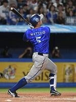 ７回、松尾は左越えに勝ち越しの２号ソロを放つ（撮影・佐藤厚）