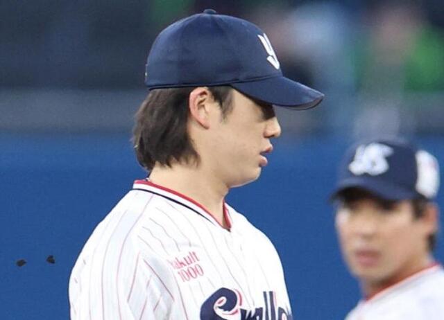 ヤクルト　長岡に折れたバットが直撃