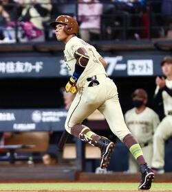 　１回、先頭打者本塁打を放つ水谷（撮影・中島達哉）