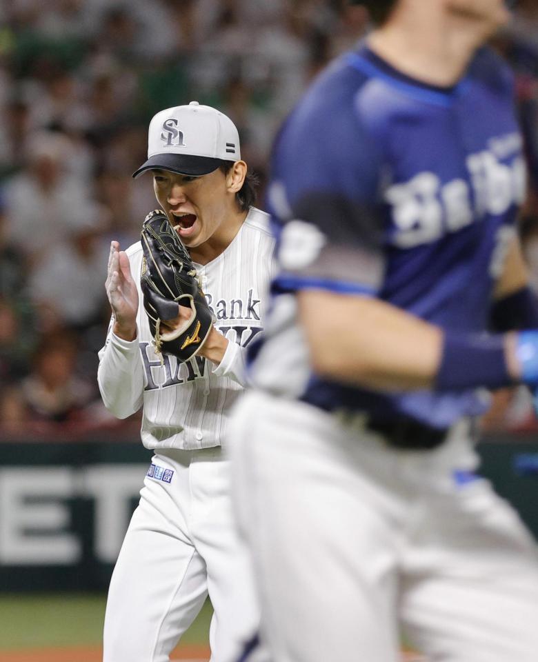 　６回、ネビン（手前）を三ゴロに仕留め、手を叩いて声を上げる大津