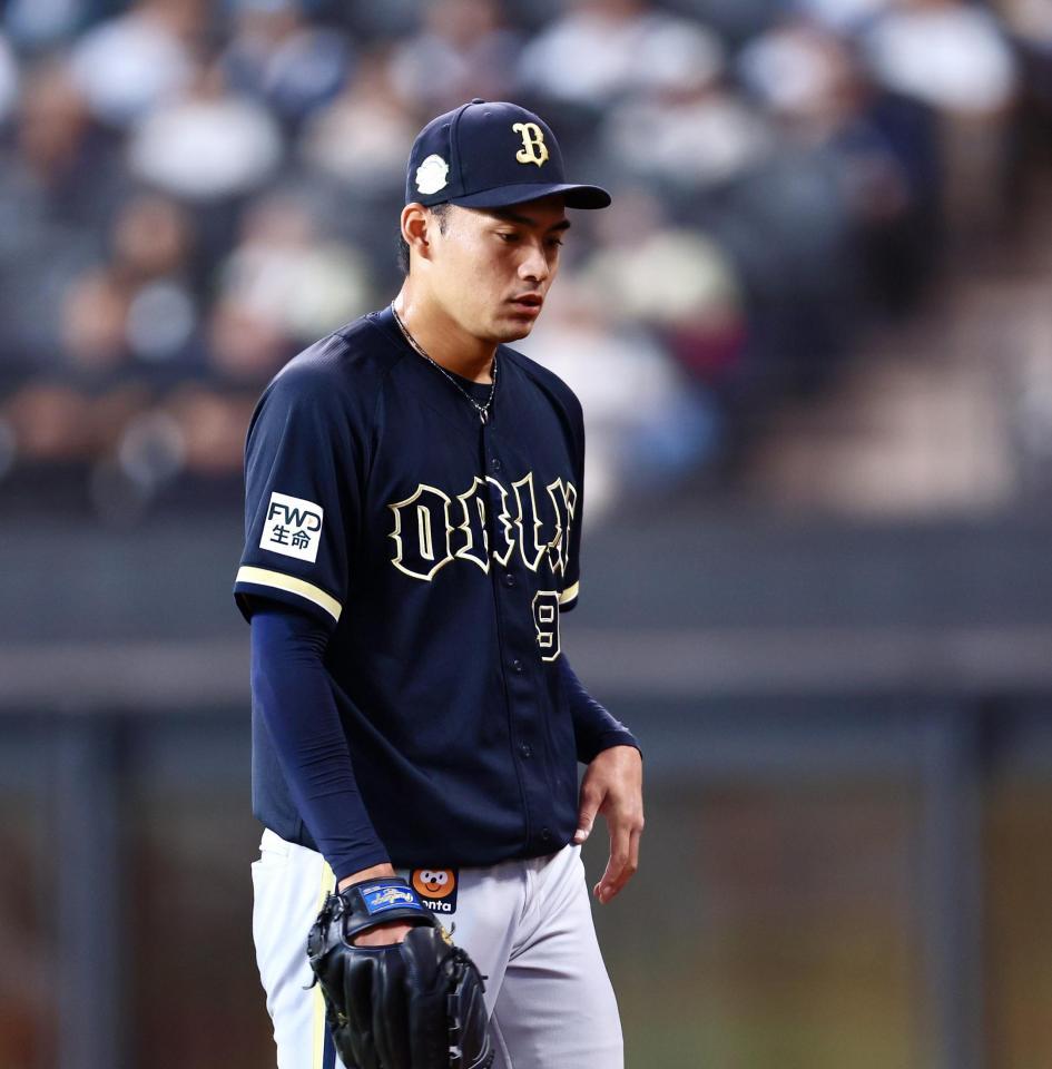 １回、４者連続本塁打を浴び、降板する佐藤（撮影・中島達哉）