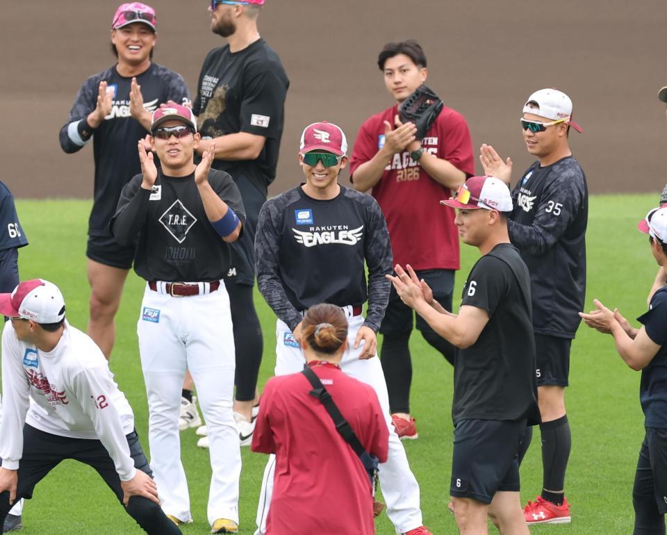 １軍に合流しナインに拍手で迎えられる宗山（撮影・金田祐二）
