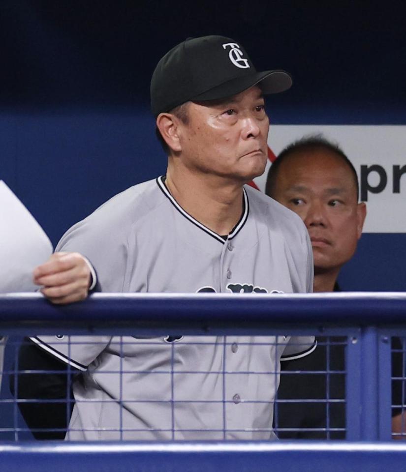 ６回裏、厳しい表情で試合を見る橋上監督代行