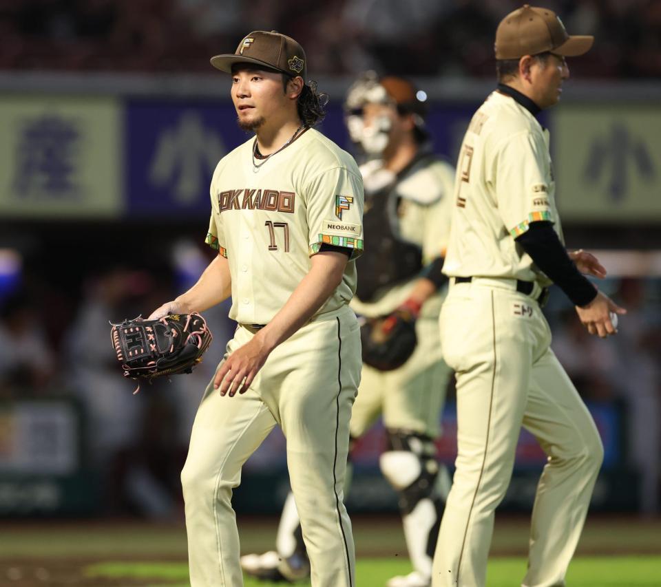 ８回、追加点を奪われ降板する伊藤（撮影・金田祐二）