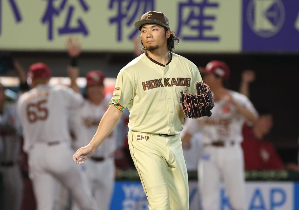 ６回、マッカスカーに適時打を浴び厳しい表情の伊藤（撮影・金田祐二）