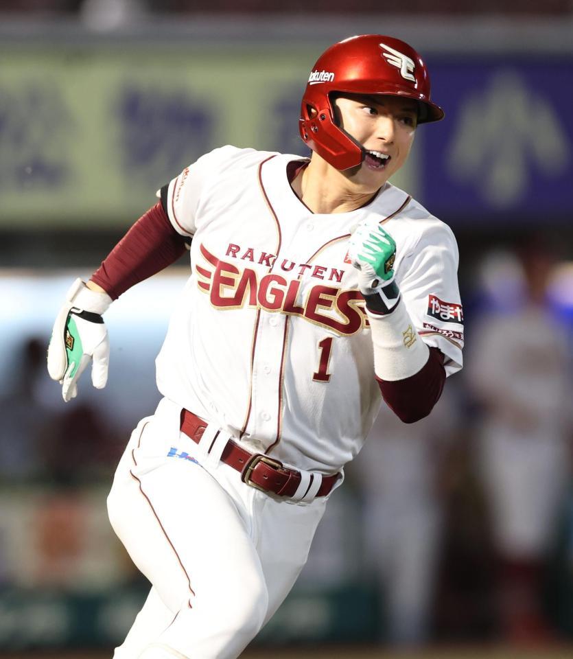 ８回、走者一掃の適時二塁打を放つ宗山（撮影・金田祐二）