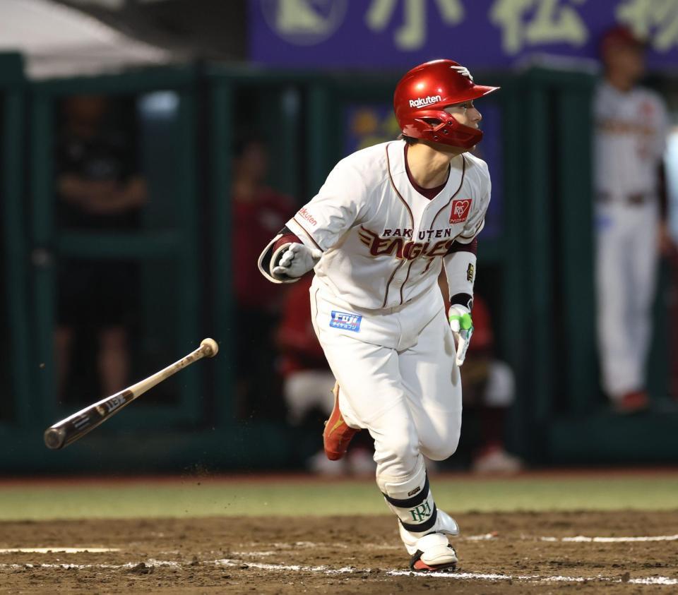 ８回、走者一掃の適時二塁打を放つ宗山（撮影・金田祐二）
