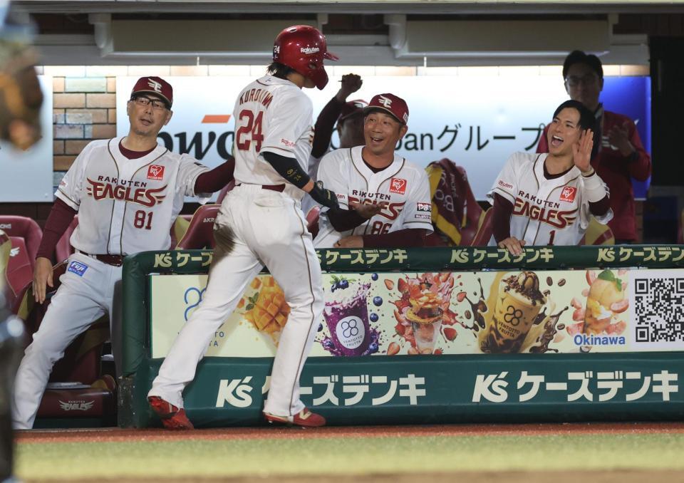 ６回、マッカスカーの適時打で生還の黒川を迎える吉井監督、宗山ら（撮影・金田祐二）