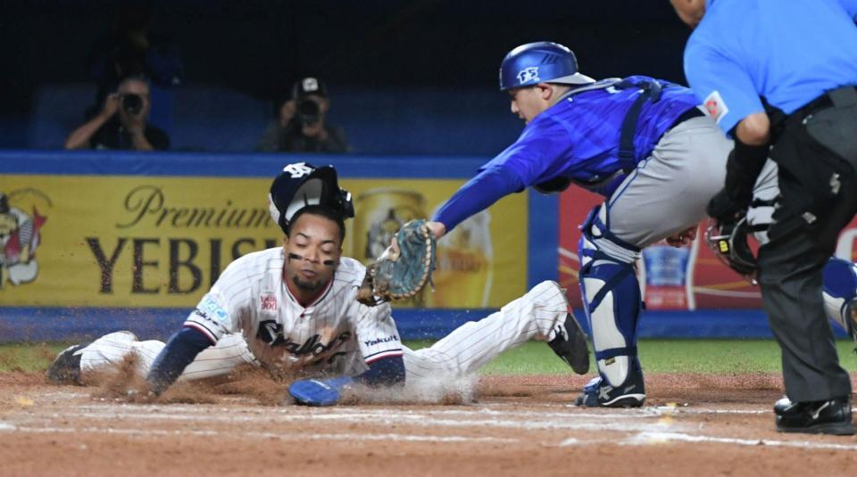 ８回、増田の右前打で三走に続き二走・モンテルも本塁を狙うがタッチアウト（撮影・佐藤厚）
