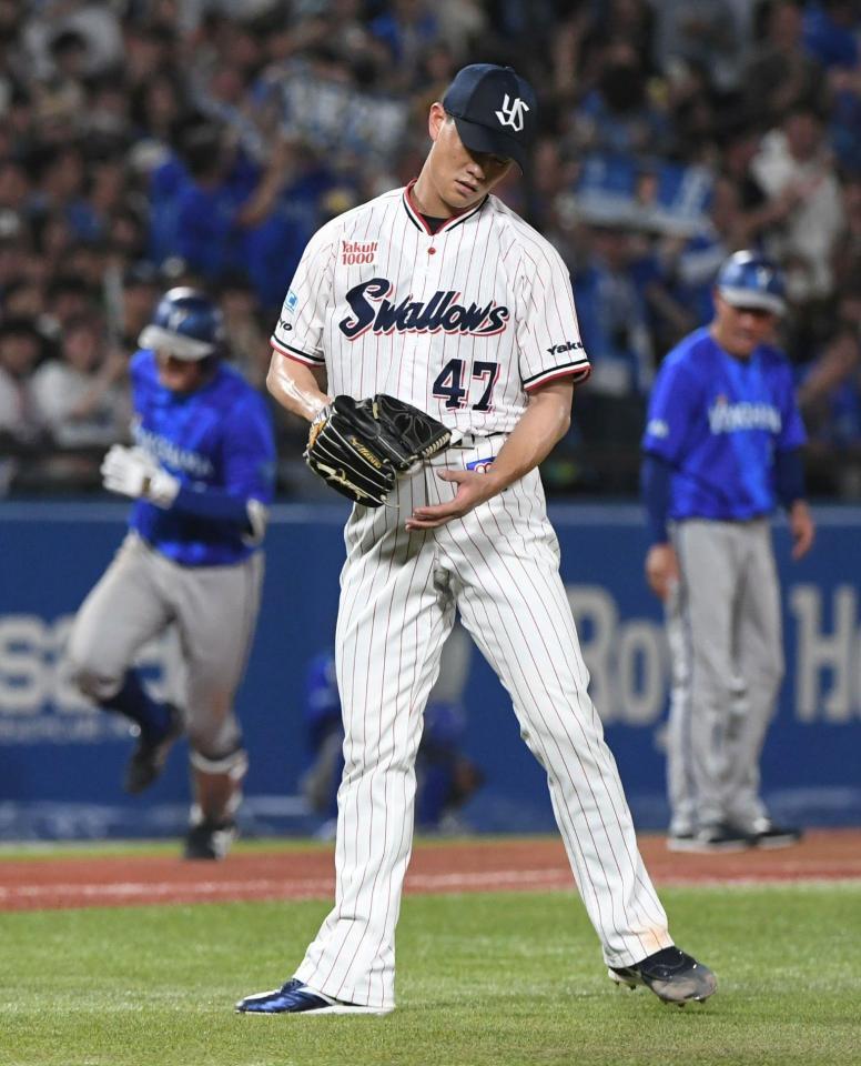 ７回、松尾（左）に勝ち越し本塁打を打たれ肩を落とす高橋（撮影・佐藤厚）