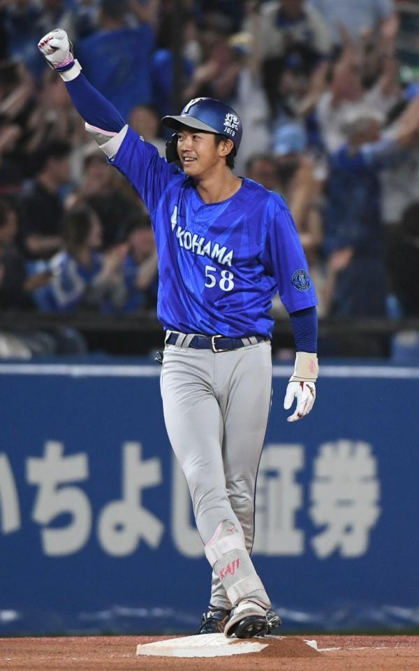 １０回、梶原は中越えに三塁打を放つ（撮影・佐藤厚）