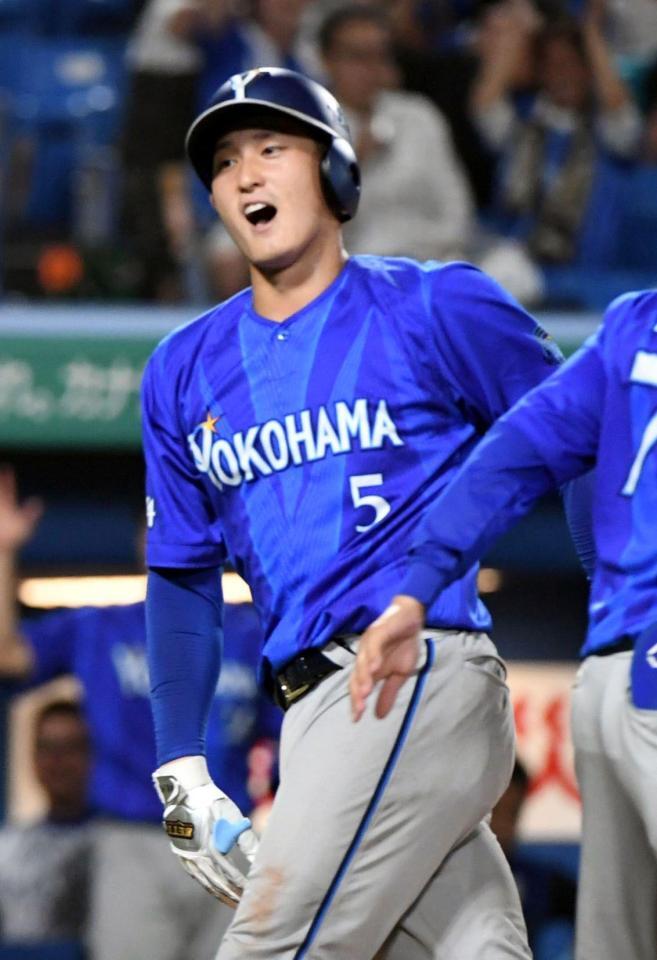 ７回、松尾は左越えに勝ち越しソロを放ち、笑顔を見せる（撮影・佐藤厚）