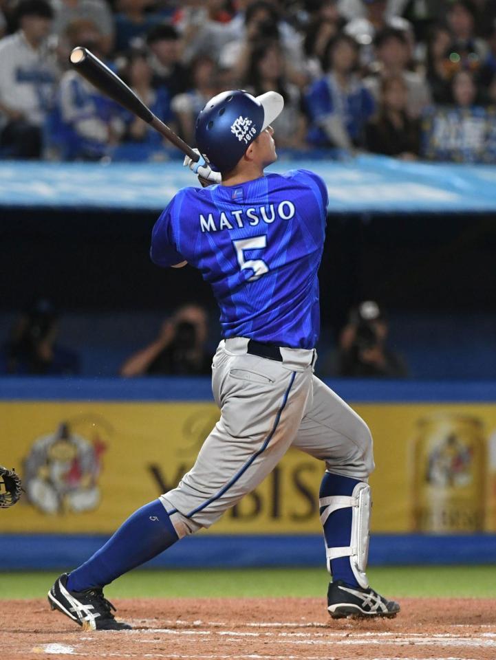 ７回、松尾は左越えに勝ち越しの２号ソロを放つ（撮影・佐藤厚）