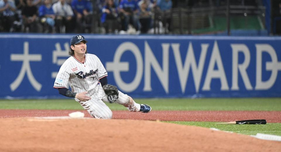 １０回、宮下の折れたバットが体に直撃しながらも遊ゴロでアウトにする長岡（撮影・佐藤厚）