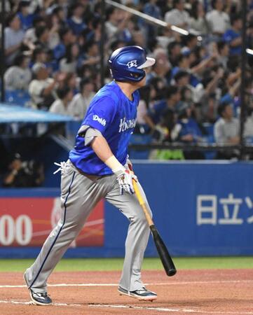 　１０回、筒香は勝ち越しの犠飛を放つ（撮影・佐藤厚）