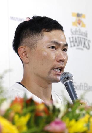 　今季限りでの引退を表明し、記者会見するソフトバンクの中村晃内野手