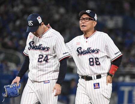 １０回、４失点の星（左）を慰める池山監督（撮影・佐藤厚）
