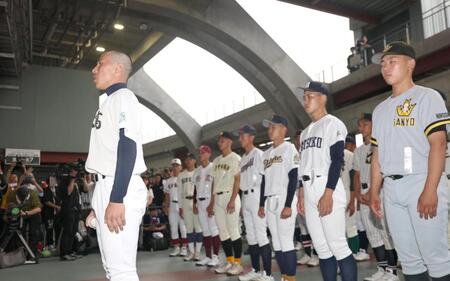 選手宣誓を務める呉工・田淵晴貴主将（左端）＝撮影・北村雅宏