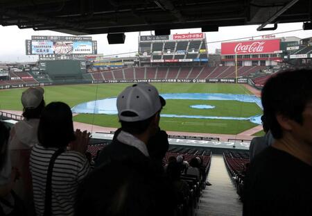 スタンドから開会式を見守る（撮影・北村雅宏）