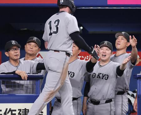 ２回表、先制の生還したキャベッジ（手前）を迎える橋上監督代行（左から２人目）ら巨人ナイン