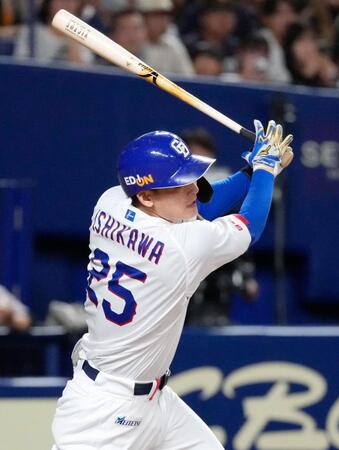 ８回、石川昂が中越えに適時二塁打を放つ