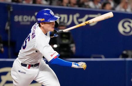 ８回、石川昂が中越えに適時二塁打を放つ