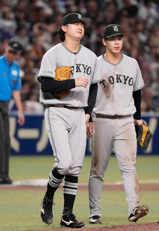 ８回、中日に勝ち越し点を許した田中瑛（左）