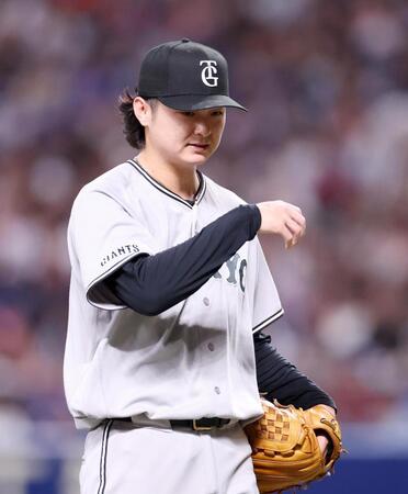 ８回に勝ち越しを許し、ベンチへ戻る田中瑛