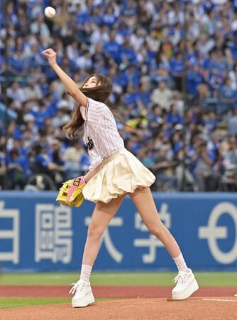 始球式を務めるガガちゃん（撮影・持木克友）