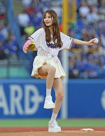 始球式を務めるガガちゃん