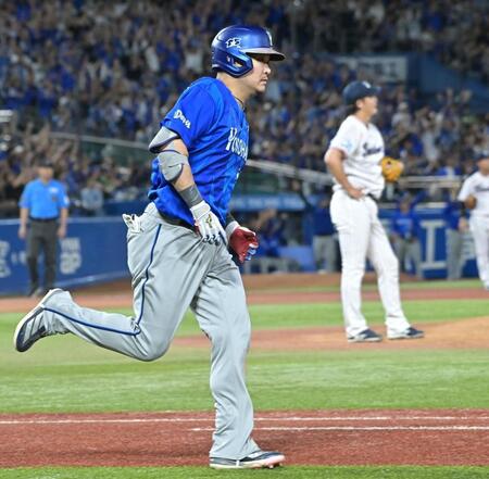 ７回、右越え３点本塁打を放った筒香（撮影・持木克友）