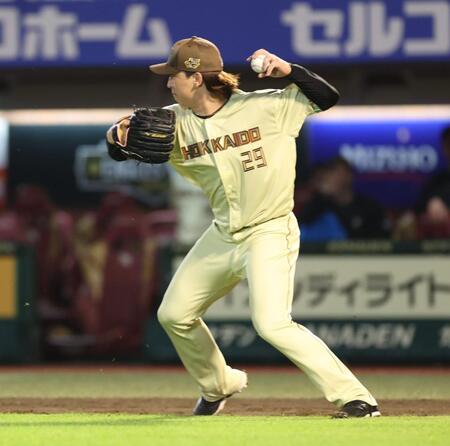 ７回、中島のスクイズで一塁へ悪送球の細野（撮影・金田祐二）