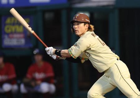 ４回、左前打を放つ水野（撮影・金田祐二）