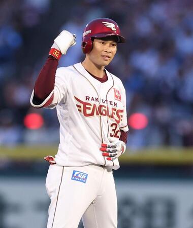 ３回、先制適時二塁打を放ち喜ぶ中島（撮影・金田祐二）