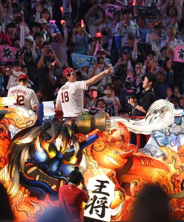 ファンと勝利を喜ぶ前田健（撮影・金田祐二）