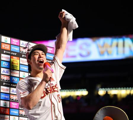 お立ち台で喜ぶ前田健（撮影・金田祐二）